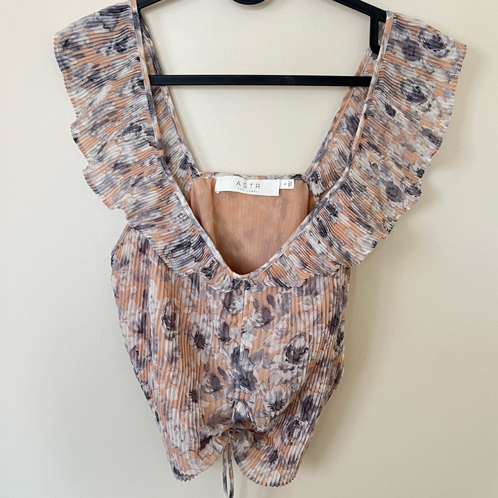 Astr the label front tie ruffle straps floral pattern top! ✨